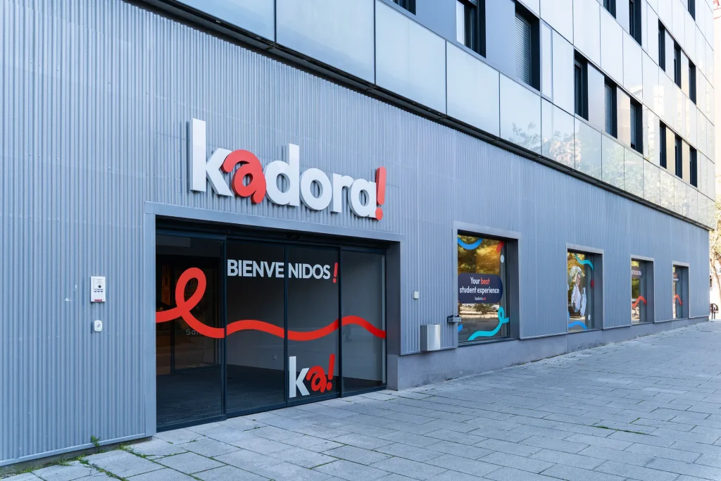 Acceso a la residencia universitaria Kadora en Zaragoza