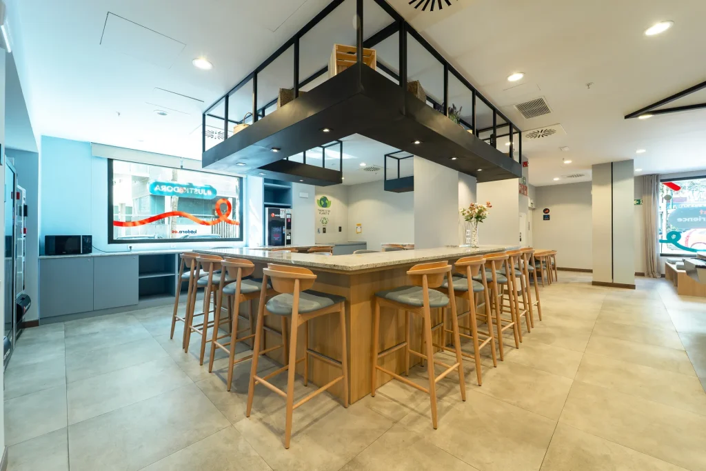 Cocina comunitaria con isla de la residencia Kadora Zaragoza