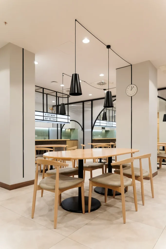 Zona de mesas del comedor comunitario de Kadora Zaragoza