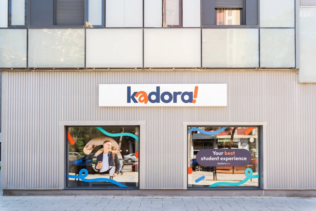 Entrada principal de la residencia Kadora Zaragoza