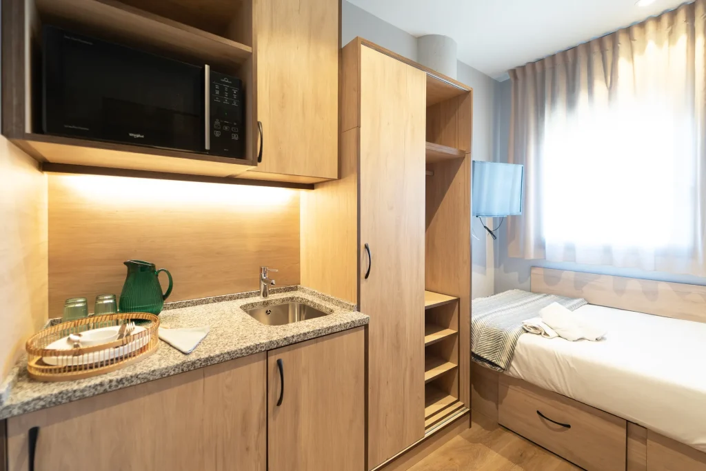 Estudio con cama y cocina de la residencia Kadora Zaragoza