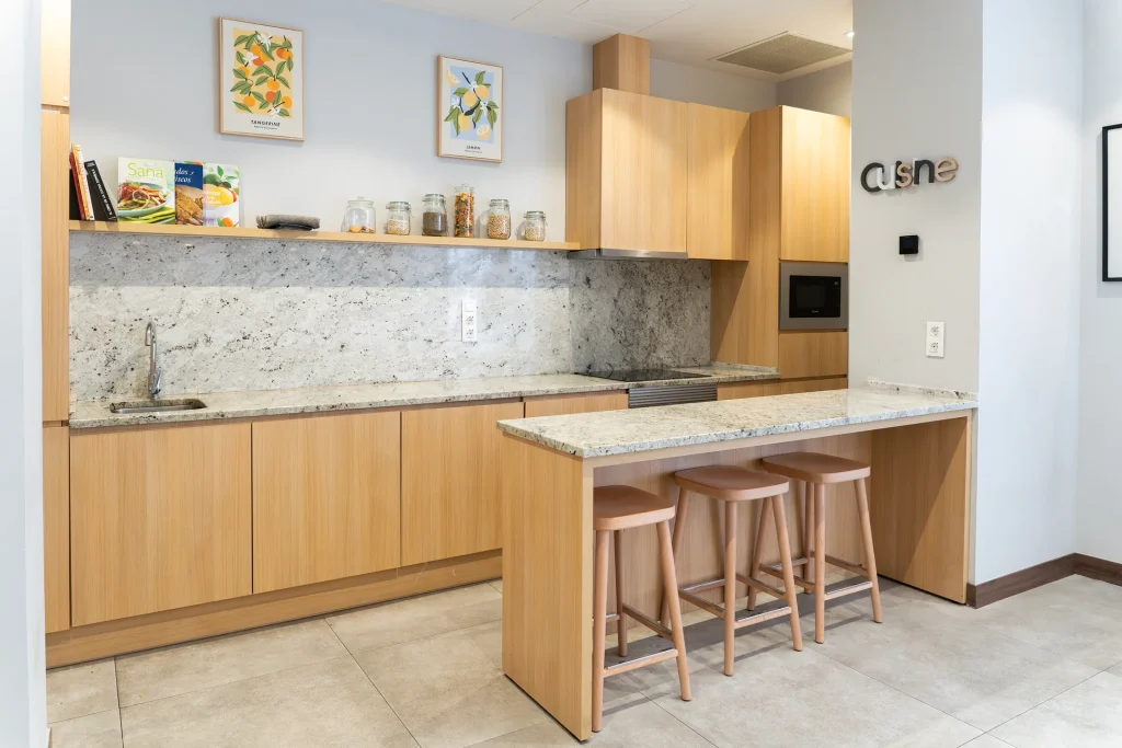 Cocina equipada de un estudio en Kadora Zaragoza