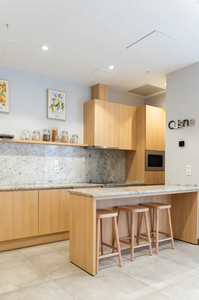 Cocina con barra de un estudio en la residencia Kadora Zaragoza