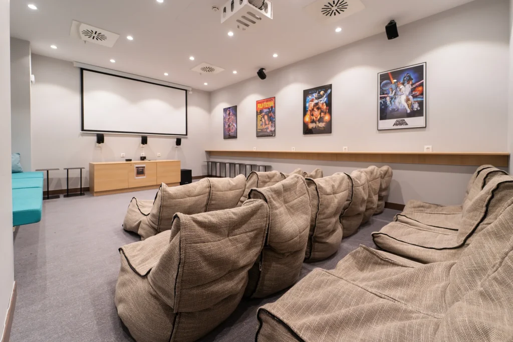 Sala de cine de la residencia universitaria Kadora Zaragoza
