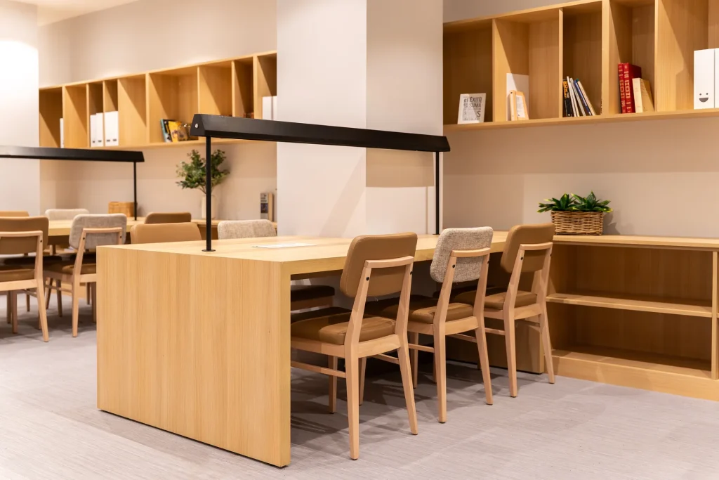 Mesas de estudio en la residencia Kadora Zaragoza
