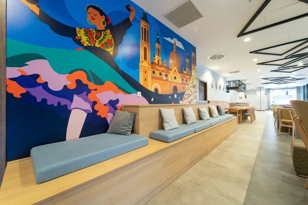 Banco de descanso junto al mural de Zaragoza en Kadora