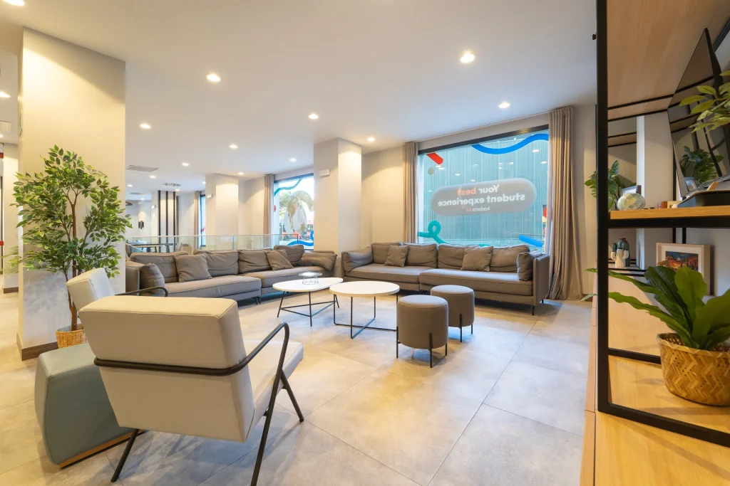 Sala de estar de la residencia universitaria Kadora en Zaragoza