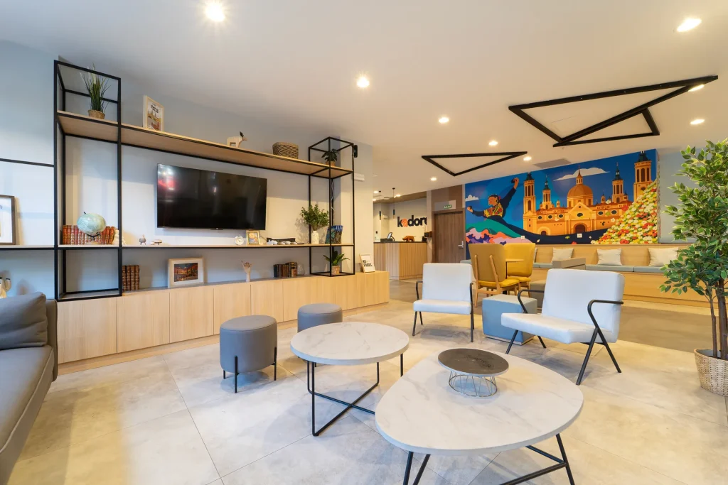 Sala común con televisión de la residencia universitaria Kadora en Zaragoza