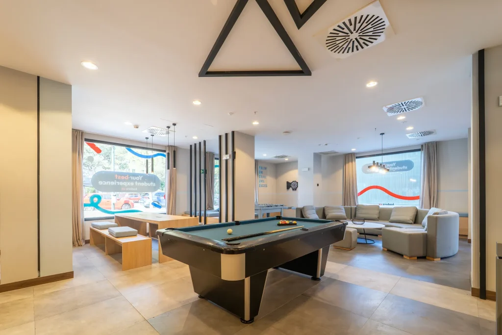 Mesa de billar en la zona común de la residencia Kadora Zaragoza