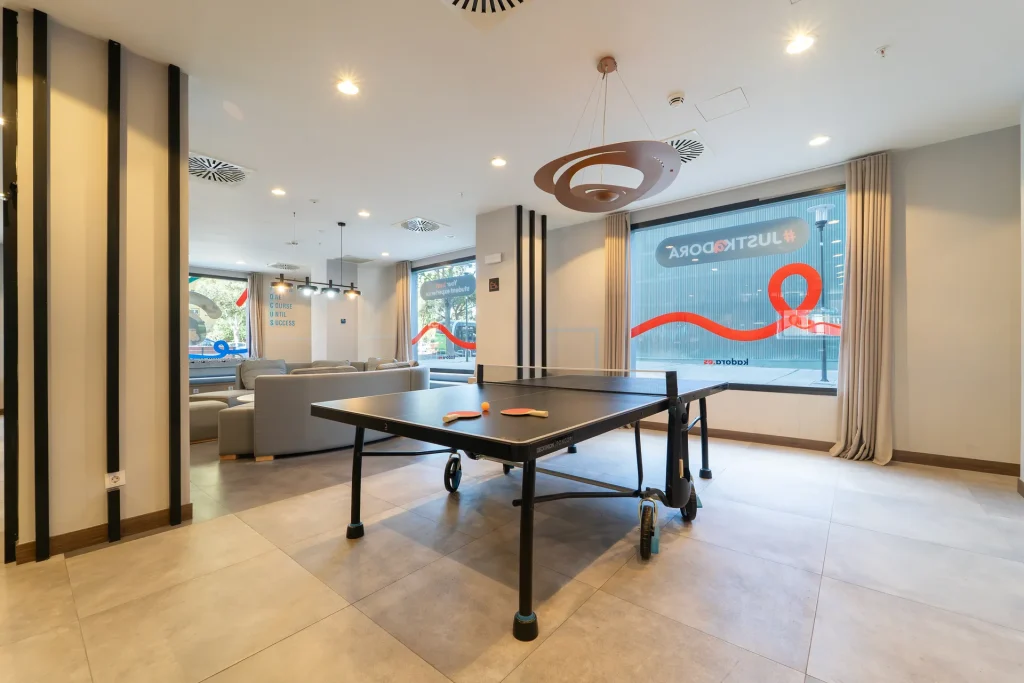 Mesa de ping-pong en la zona de ocio de Kadora Zaragoza